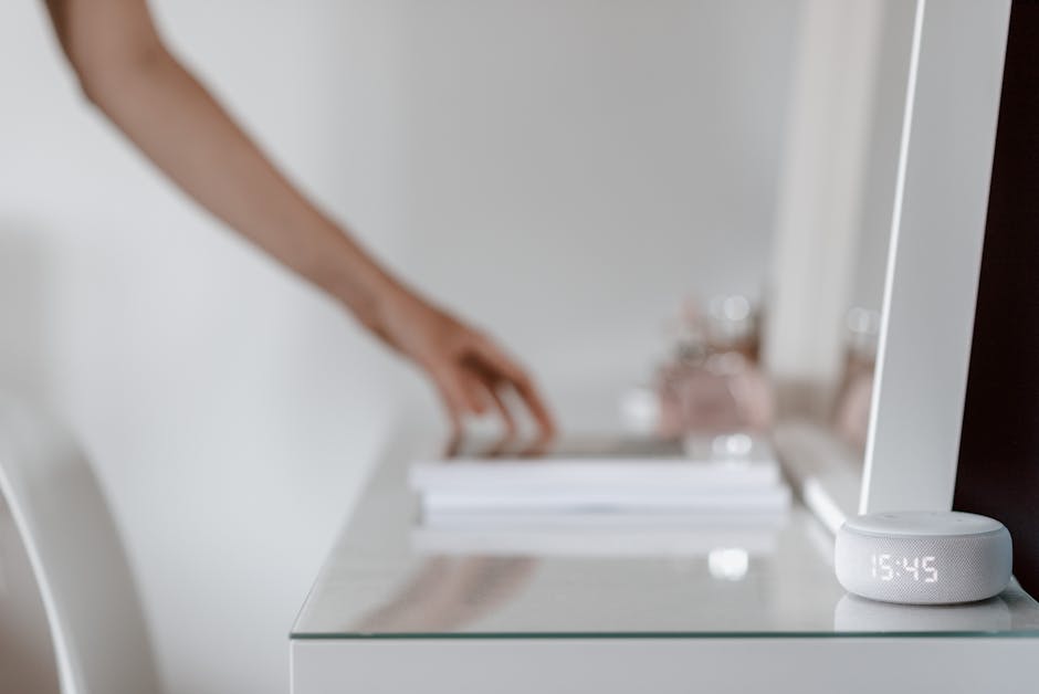 Donna che utilizza uno smart speaker in soggiorno